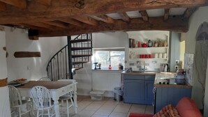 Deluxe Cottage (2-4 Adults) - The Bottle Top | Living room - Bay Tree Cottage Accommodation (Towcester)