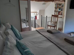 Deluxe Cottage (2-4 Adults) - Crockery Cottage | Free WiFi - Bay Tree Cottage Accommodation (Towcester)
