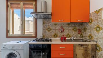 Een koelkast, een oven, een kookplaat, een koffiezetapparaat/waterkoker