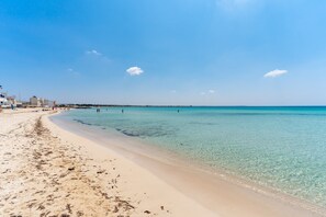 Una spiaggia nelle vicinanze