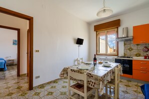 Fridge, oven, stovetop, coffee/tea maker - Close to the beach with courtyard - Apartment Lapillo (torre lapillo)