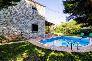 Outdoor pool - Two bedroom traditional villa with private pool (Heraklion)