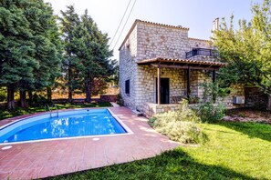 Outdoor pool - Two bedroom traditional villa with private pool (Heraklion)