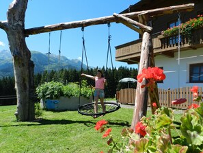 Property grounds - Cosy Holiday Apartment Thurn-Ummerstall with Wi-Fi, Fireplace, Garden and Mountain View; Parking Available (Hollersbach)