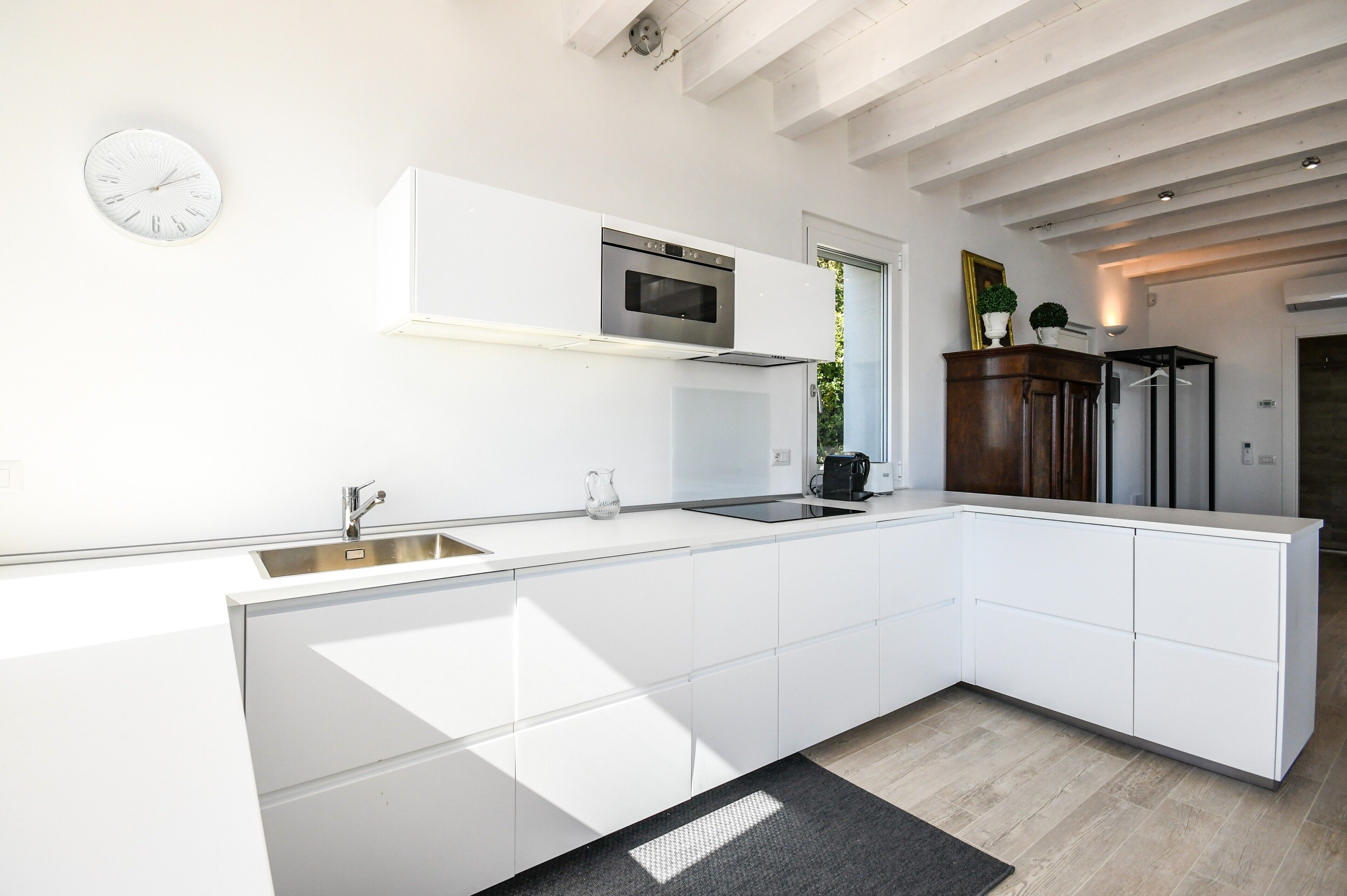 Kylskåp, mikrovågsugn, spishäll och diskmaskin