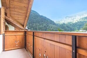 Property grounds - Holiday Apartment "Bamby - Vioz" with Balcony, Garden & Mountain View (Cogolo di Pejo)