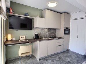 冷蔵庫、電子レンジ、オーブン、食器洗い機