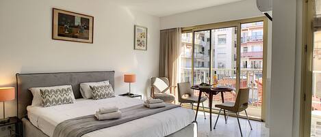 Caja de seguridad en la habitación y tabla de planchar con plancha