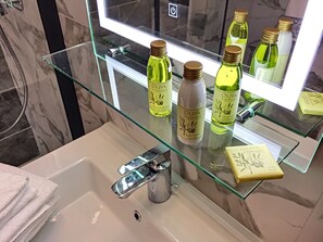 Regadera, amenidades de baño gratuitas, secadora de cabello