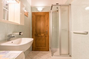 Een douche, gratis toiletartikelen, een haardroger, handdoeken