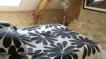 1 slaapkamer, een strijkplank/strijkijzer, wifi, beddengoed