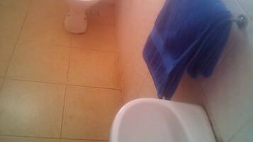 Shower, pancuran hujan, perlengkapan mandi gratis, dan handuk