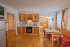 Fridge, oven, stovetop, dishwasher - Cozy 'Apartment Enzian' with Mountain View, Wi-Fi, Garden & Terrace (Sand in Taufers)
