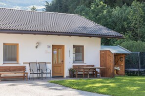Outdoor dining - Cozy 'Apartment Enzian' with Mountain View, Wi-Fi, Garden & Terrace (Sand in Taufers)