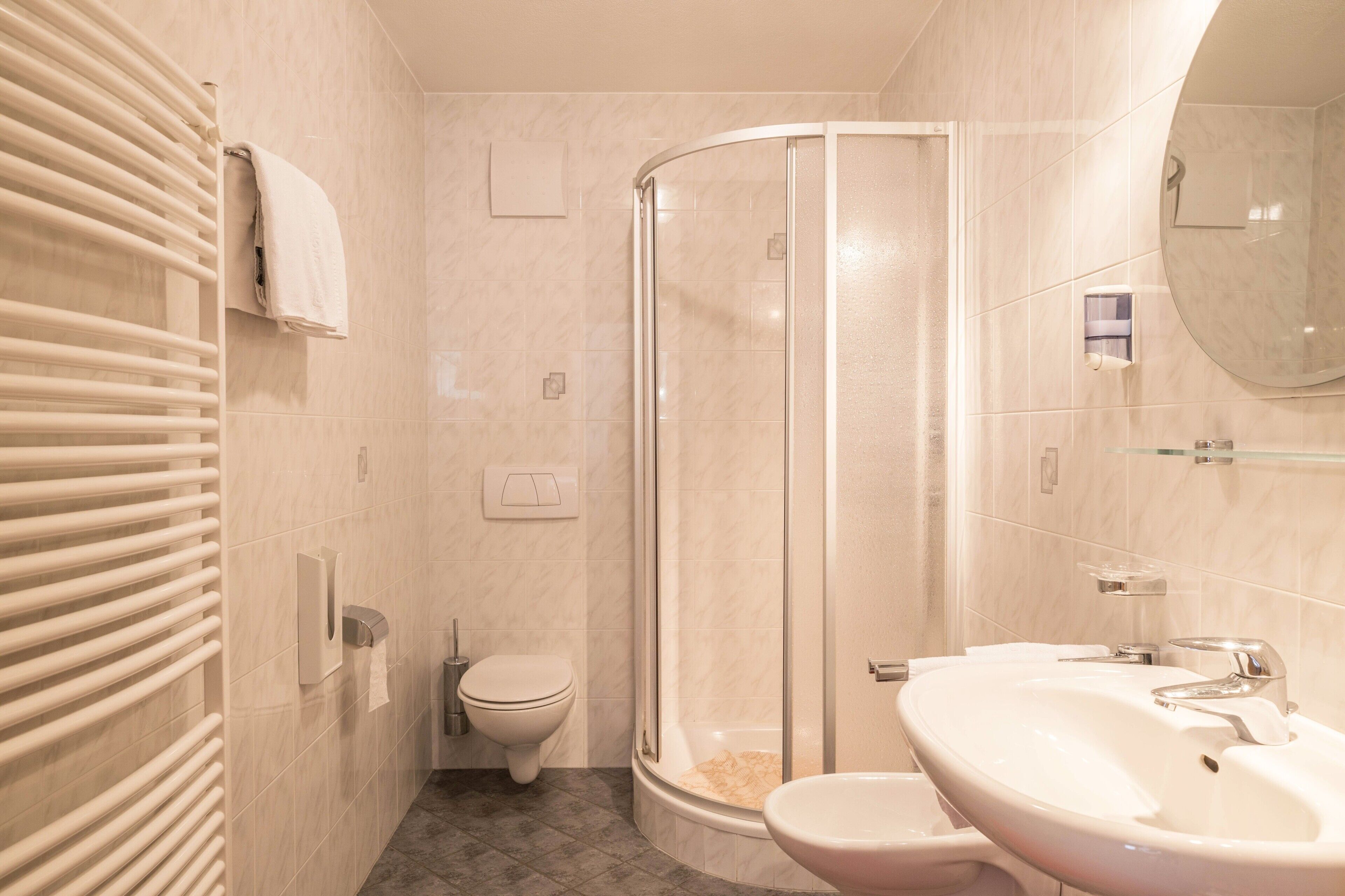 Een douche, een haardroger, handdoeken