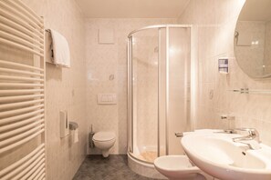 Douche, sèche-cheveux, serviettes fournies