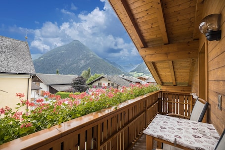 Outdoor dining. Cozy Apartment "Arnika - Mesnerhof" with Mountain View, Wi-Fi, Balcony & Garden