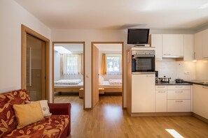 Kjøleskap, ovn, kokeplater og oppvaskmaskin