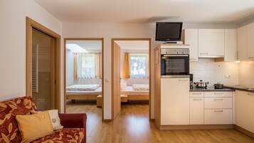 Frigorifero, forno, piano cottura, lavastoviglie