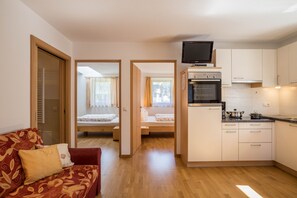 Frigorifero, forno, piano cottura, lavastoviglie