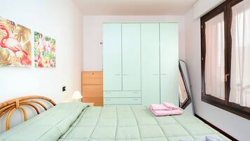 1 chambre, fer et planche à repasser, Wi-Fi gratuit, draps fournis