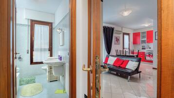 Baignoire, sèche-cheveux, serviettes fournies