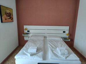 1 chambre, fer et planche à repasser, accès au Wi-Fi (inclus)