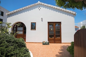 Exterior detail - Vacation Home "Villa Republica Argentina" near Beach with Private Terrace & Wi-Fi (ciutadella)
