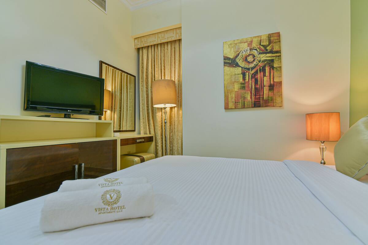 Executive Studio Suite | In-room safe, blackout drapes, soundproofing, iron/ironing board
