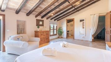 4 bedrooms, iron/ironing board, free WiFi, bed sheets