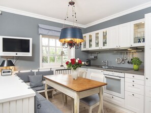 Kühlschrank, Ofen, Geschirrspüler, Wasserkocher mit Kaffee-/Teezubehör