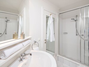 Een douche, een haardroger, handdoeken