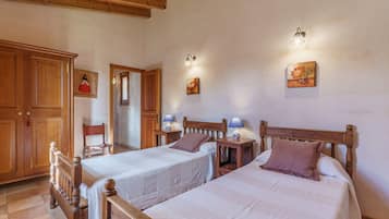 3 bedrooms, iron/ironing board, free WiFi, bed sheets