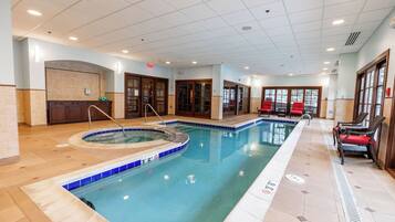 Innendørsbasseng og et oppvarmet basseng