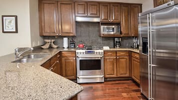Geladeira, micro-ondas, fogão, cooktop