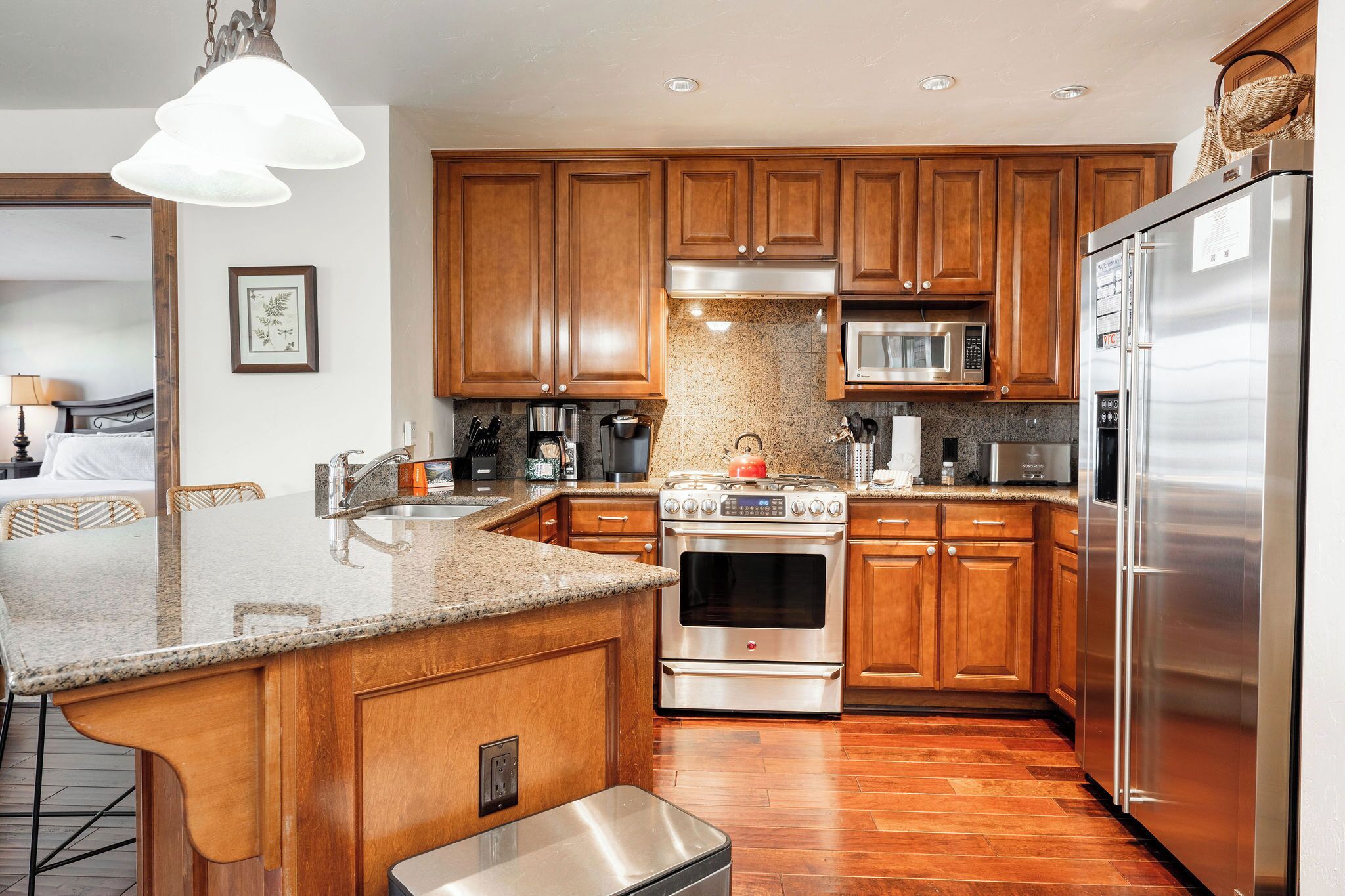 Jääkaappi, mikroaaltouuni, uuni, liesi