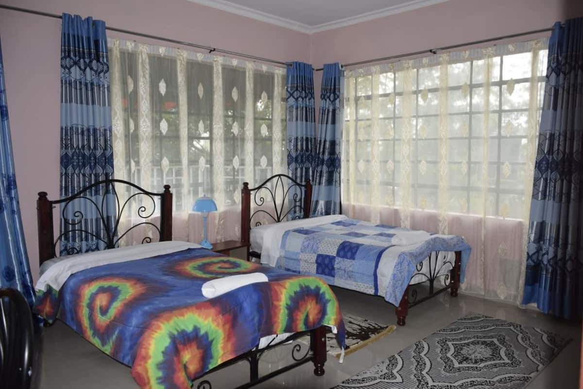 Twin Room | Desk, free WiFi, bed sheets