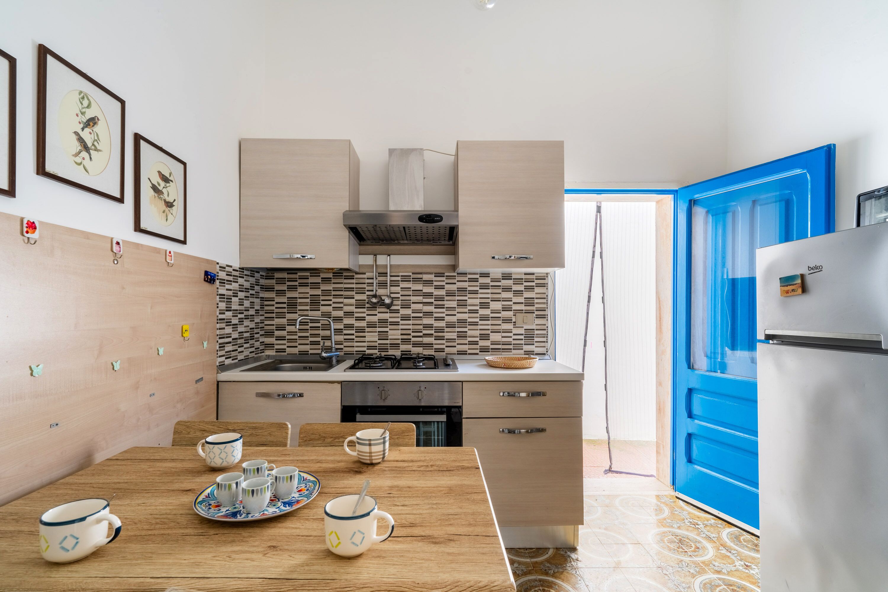 Frigorifero, forno, piano cottura, macchina per tè/caffè