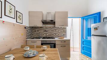 Frigorifero, forno, piano cottura, macchina per tè/caffè