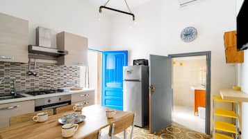 Geladeira, fogão, cooktop, cafeteira/chaleira