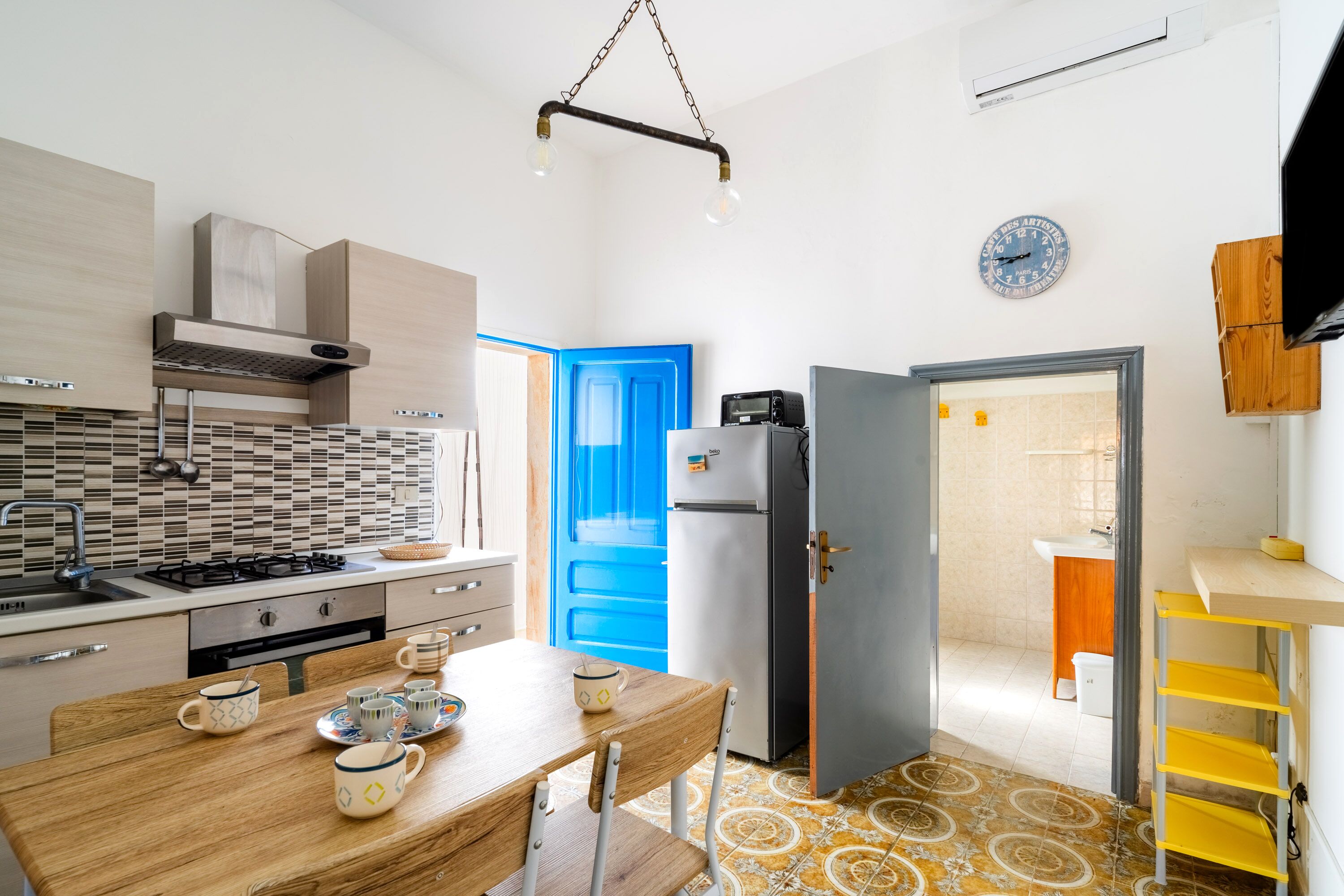 Kühlschrank, Ofen, Herdplatte, Wasserkocher mit Kaffee-/Teezubehör