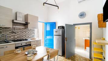 Kühlschrank, Ofen, Herdplatte, Wasserkocher mit Kaffee-/Teezubehör