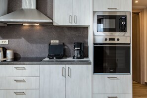 Een koelkast, een magnetron, een oven, een kookplaat