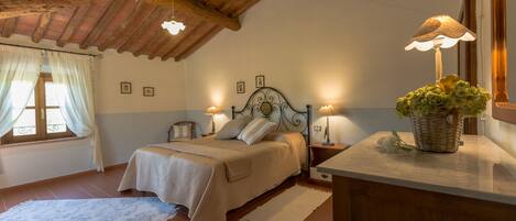 2 slaapkamers, een strijkplank/strijkijzer, reisbedje, gratis wifi