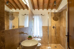Regadera, secadora de cabello, bidet, toallas 