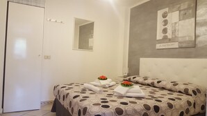 Ein Schlafzimmer mit einem Bett, einem Spiegel und einem Wandbild.