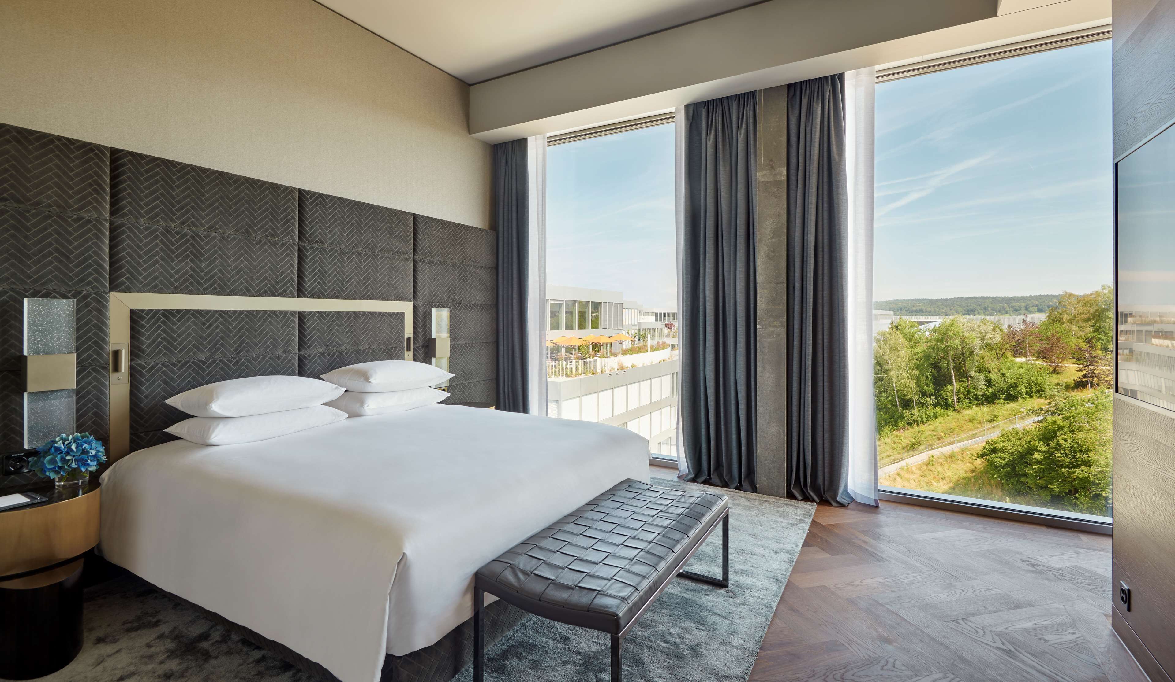 executive suite (regency) | 1 bedroom, hypo-allergenic bedding, minibar, in-room safe