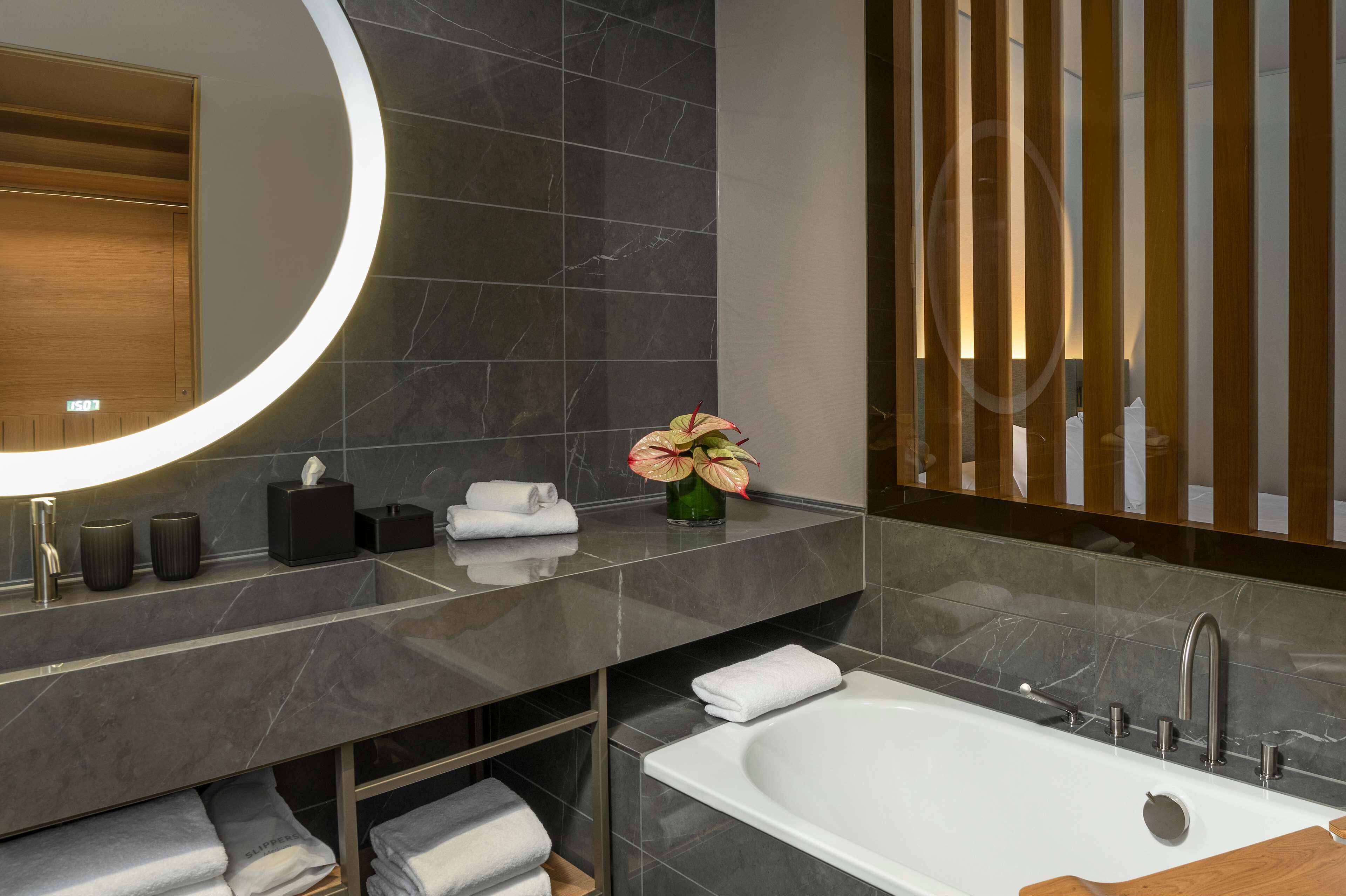 executive suite (regency) | bathroom | free toiletries, hair dryer, bathrobes, towels