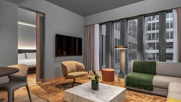 Executive Suite (Regency) | Hypo-allergenic bedding, minibar, in-room safe, desk