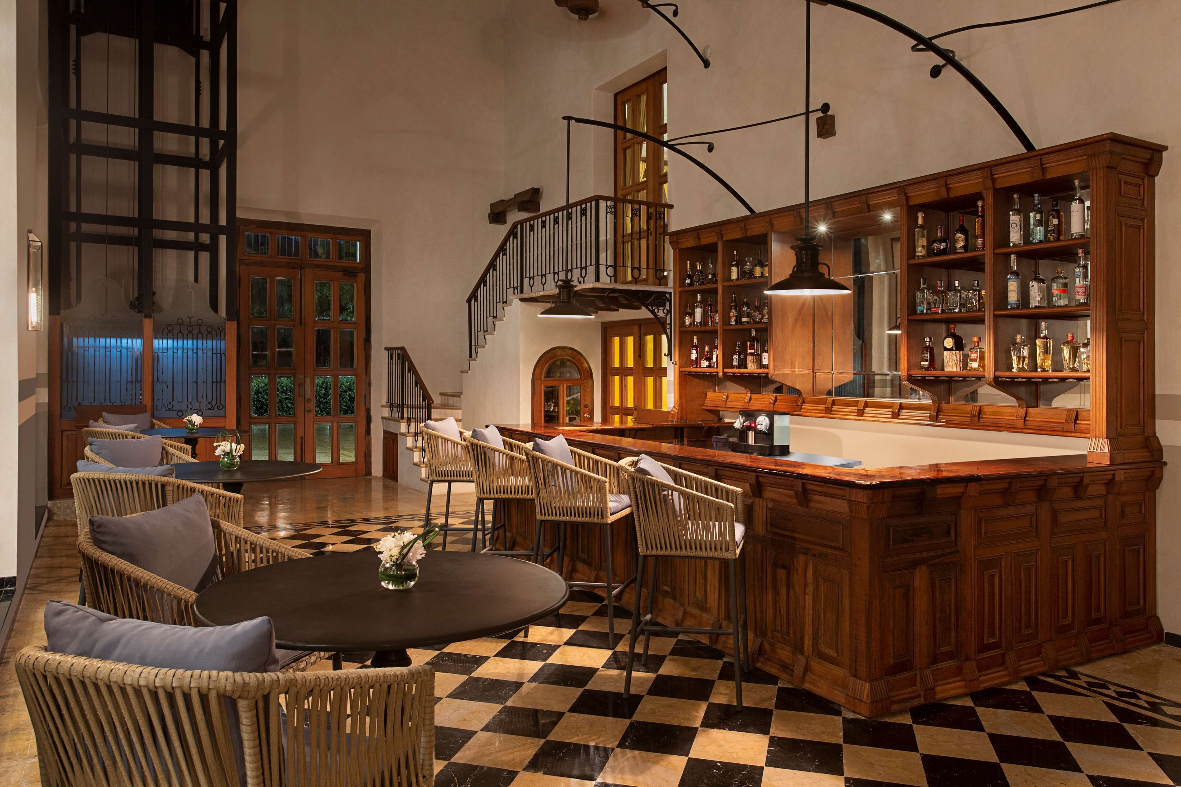 2 quầy bar/khu lounge, quầy bar ngay sát hồ bơi, quầy bar bên hồ bơi 